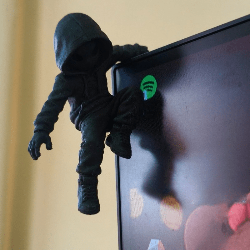 Retro Gaming Monitor - Patung Mini Alien Hoodie Climbing 3D